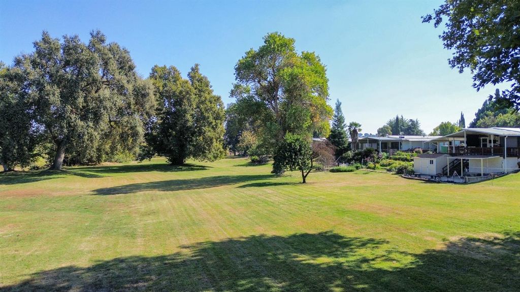 Image 9 of property listing at 9360 N Blackstone # 135, Fresno, CA 93720