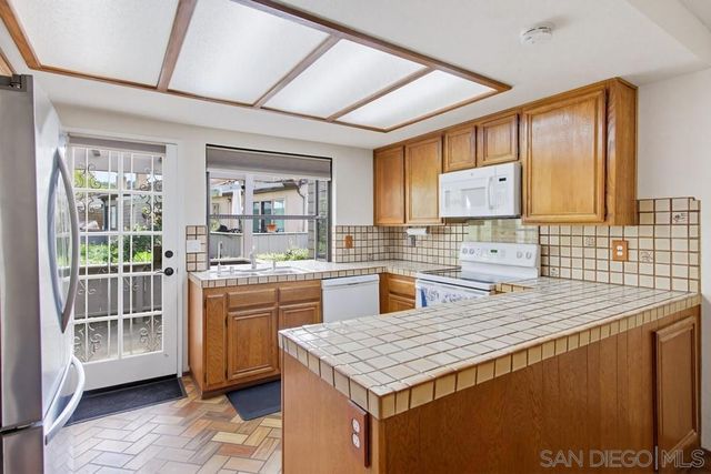 5571 Adobe Falls Rd D, San Diego, CA 92120