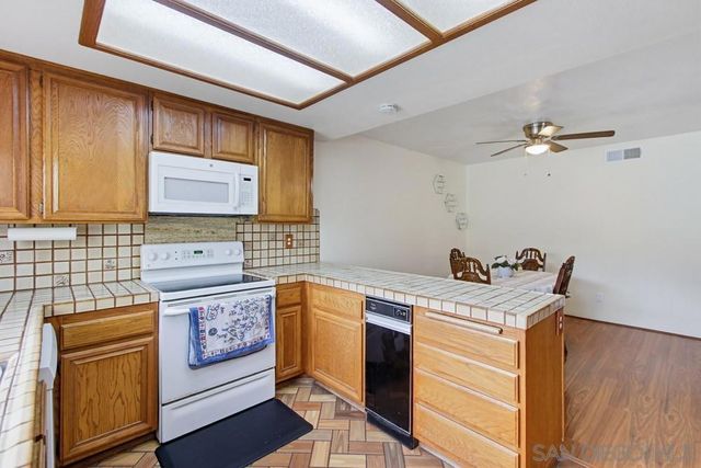 5571 Adobe Falls Rd D, San Diego, CA 92120