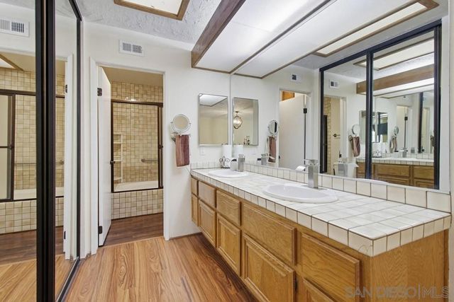 5571 Adobe Falls Rd D, San Diego, CA 92120