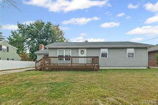 2405 Woodcrest Drive, Alton, IL 62002