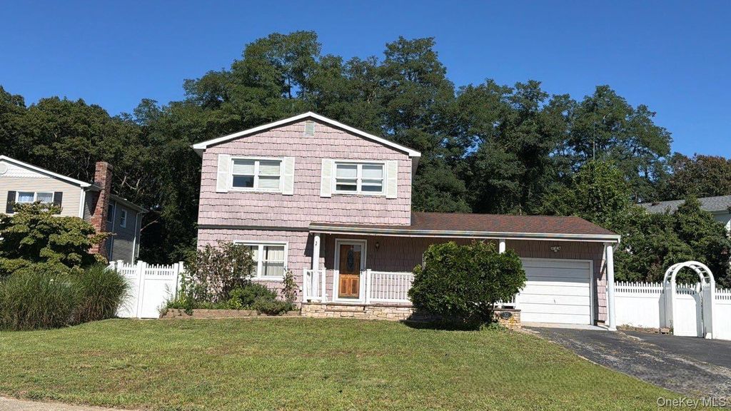 32 Sylvia Circle, Holbrook, NY 11741 — exterior
