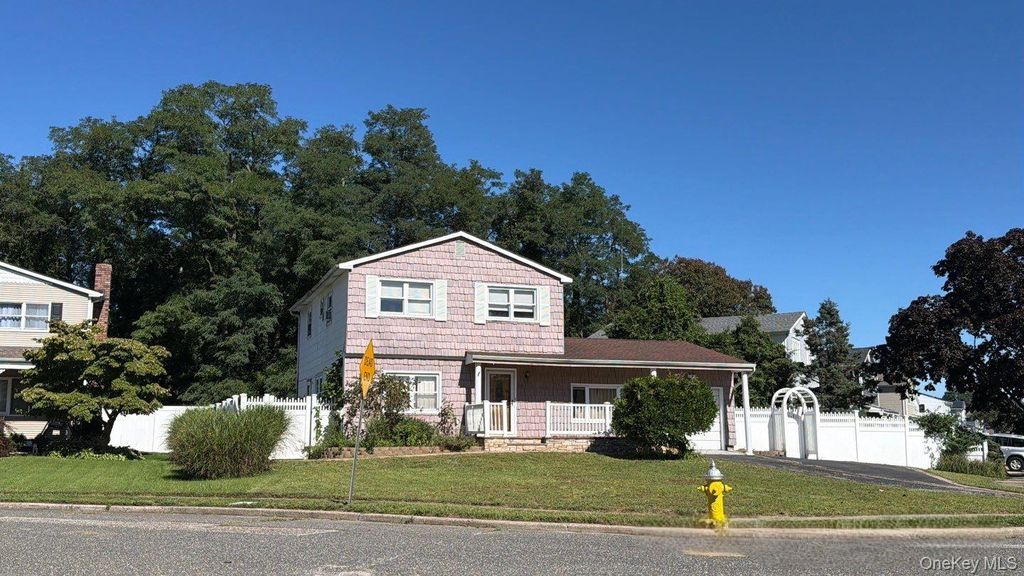 32 Sylvia Circle, Holbrook, NY 11741 — photo 2