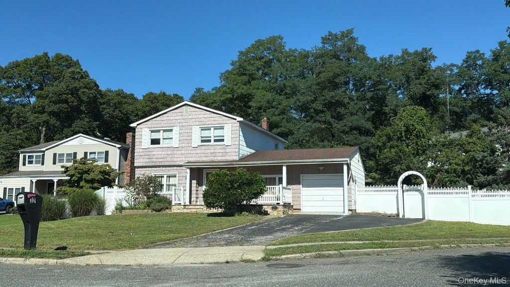 32 Sylvia Circle, Holbrook, NY 11741 — photo 3