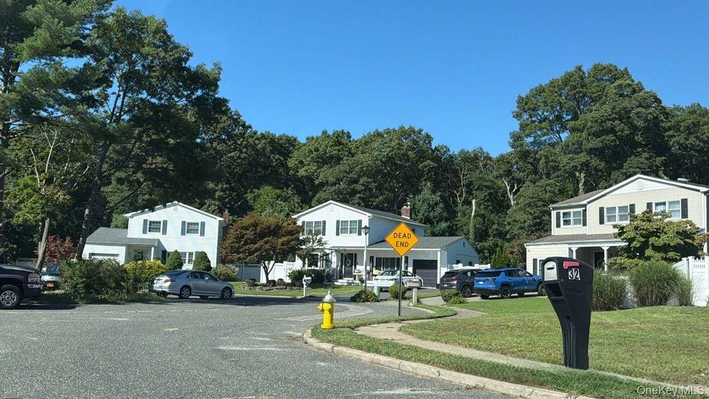 32 Sylvia Circle, Holbrook, NY 11741 — photo 4