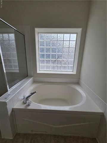 125 Lands End LN, Carrollton, VA 23314