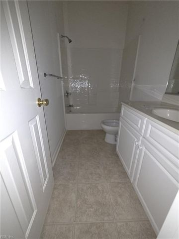 125 Lands End LN, Carrollton, VA 23314