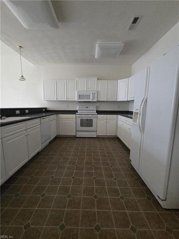 125 Lands End LN, Carrollton, VA 23314