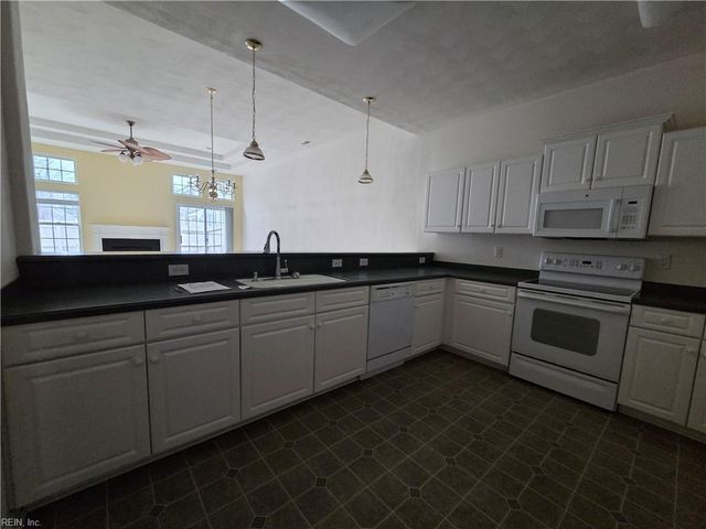 125 Lands End LN, Carrollton, VA 23314