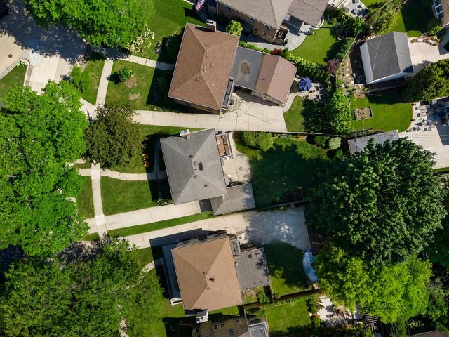 4652 N Wildwood AVENUE, Whitefish Bay, WI 53211