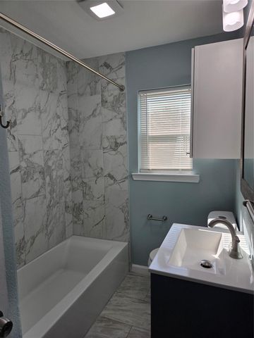 619 13th Street 1, Galveston, TX 77550