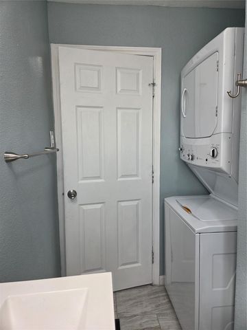 619 13th Street 1, Galveston, TX 77550