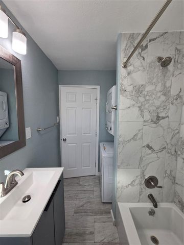 619 13th Street 1, Galveston, TX 77550