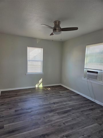 619 13th Street 1, Galveston, TX 77550