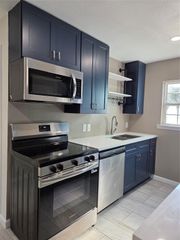 619 13th Street 1, Galveston, TX 77550