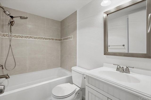 9457 Carlton Oaks Drive B, Santee, CA 92071