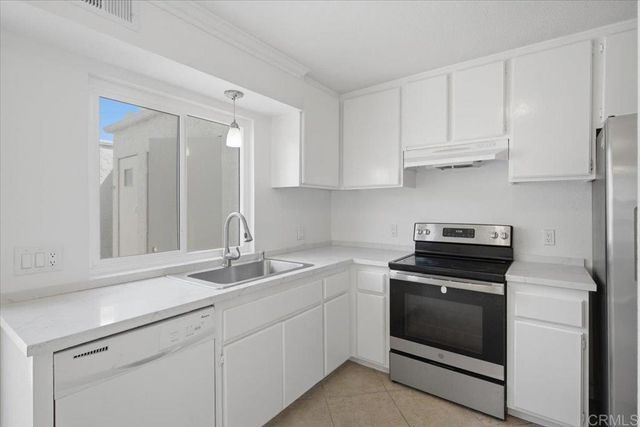 9457 Carlton Oaks Drive B, Santee, CA 92071