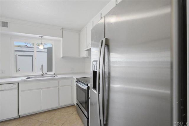 9457 Carlton Oaks Drive B, Santee, CA 92071