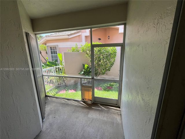 1540 W Lacosta Dr W, Pembroke Pines, FL 33027