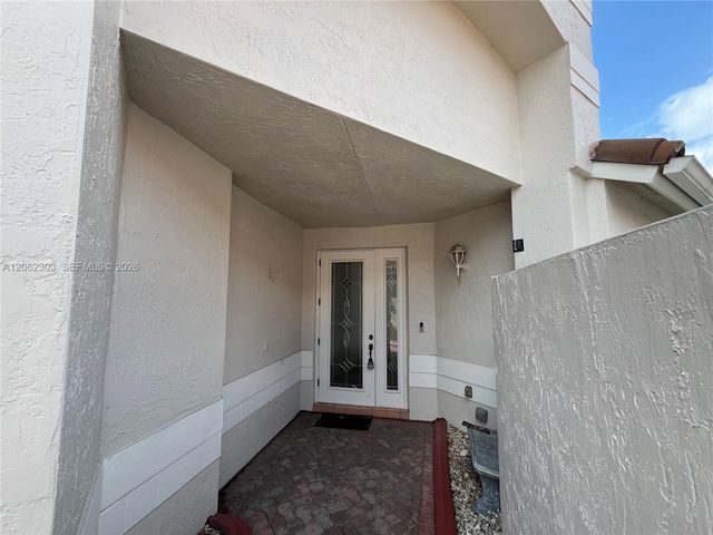 1540 W Lacosta Dr W, Pembroke Pines, FL 33027