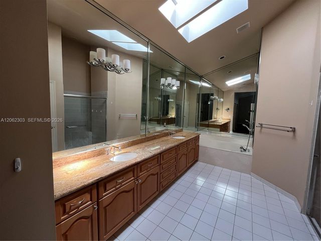 1540 W Lacosta Dr W, Pembroke Pines, FL 33027