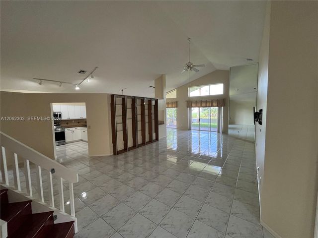 1540 W Lacosta Dr W, Pembroke Pines, FL 33027