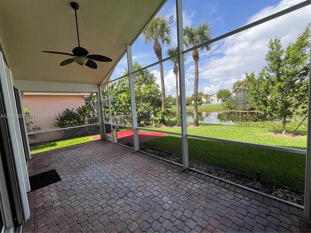 1540 W Lacosta Dr W, Pembroke Pines, FL 33027