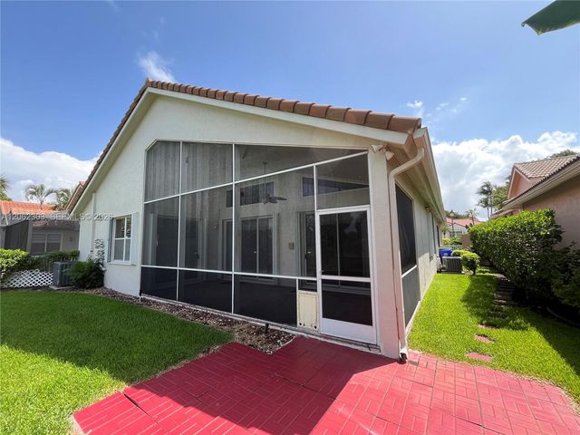 1540 W Lacosta Dr W, Pembroke Pines, FL 33027