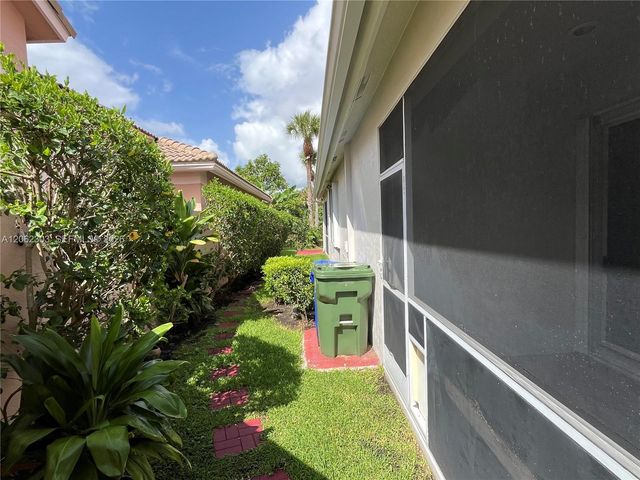 1540 W Lacosta Dr W, Pembroke Pines, FL 33027