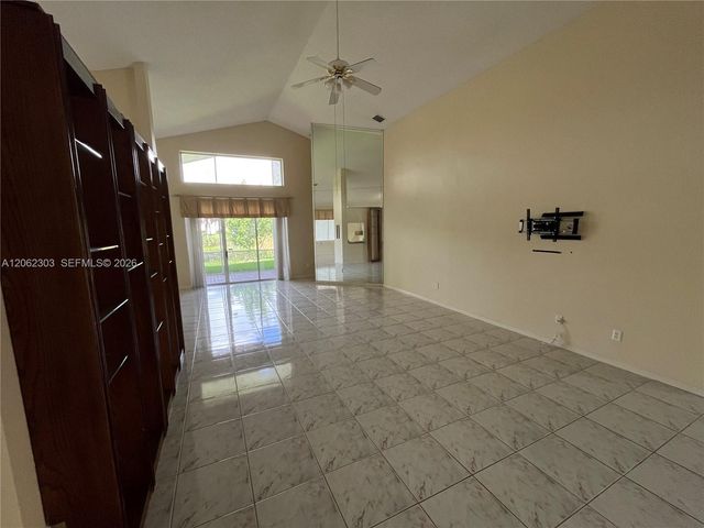 1540 W Lacosta Dr W, Pembroke Pines, FL 33027