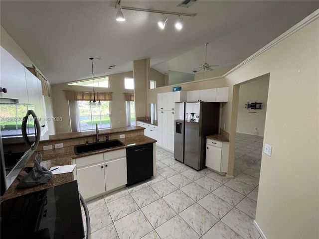 1540 W Lacosta Dr W, Pembroke Pines, FL 33027