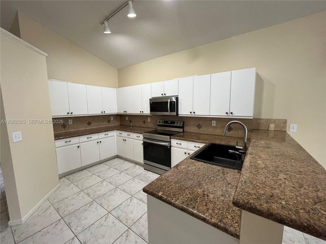 1540 W Lacosta Dr W, Pembroke Pines, FL 33027