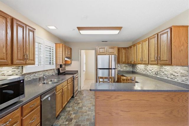5204 Shorebreeze CT, Virginia Beach, VA 23464