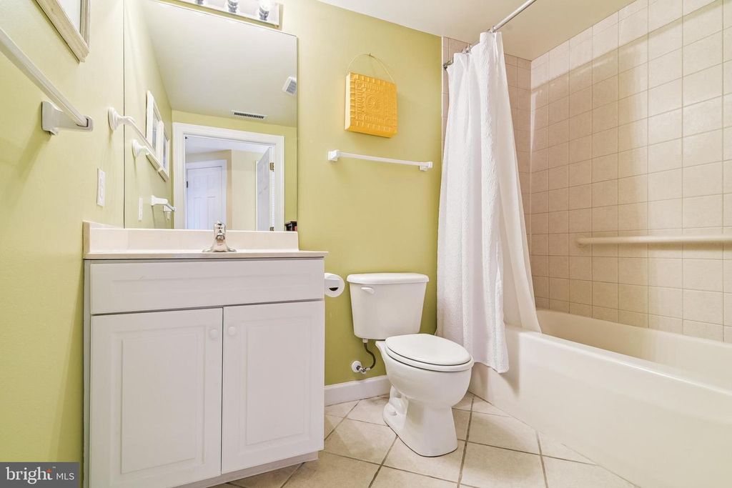 Image 17 of property listing at 104 125TH ST #202, Ocean City, MD 21842