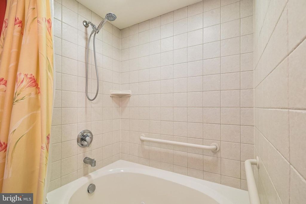Image 27 of property listing at 104 125TH ST #202, Ocean City, MD 21842