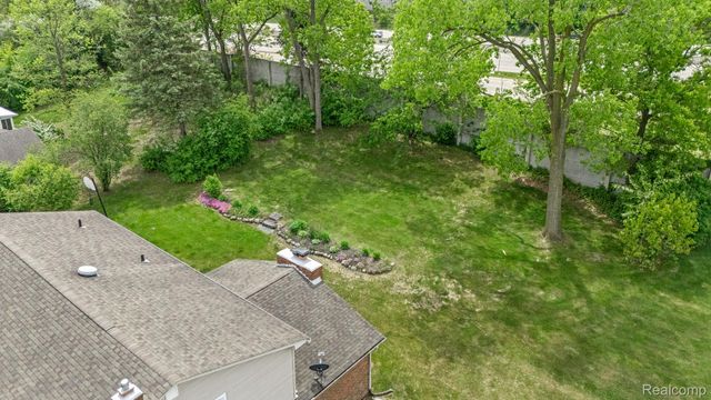 1916 Squirrel Valley Drive, Bloomfield Hills, MI 48304
