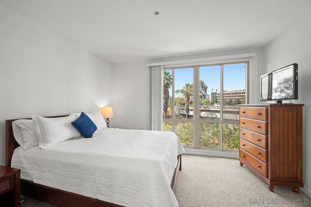 Image 12 of property listing at 1501 Front Street 414, San Diego, CA 92101
