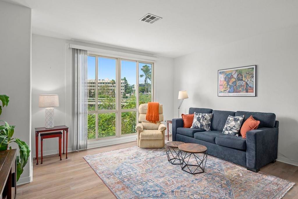 Image 3 of property listing at 1501 Front Street 414, San Diego, CA 92101