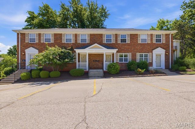 1746 Redbird Cove, Brentwood, MO 63144