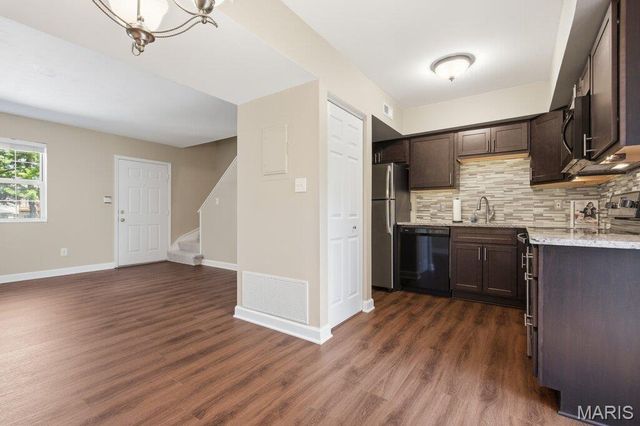 1746 Redbird Cove, Brentwood, MO 63144