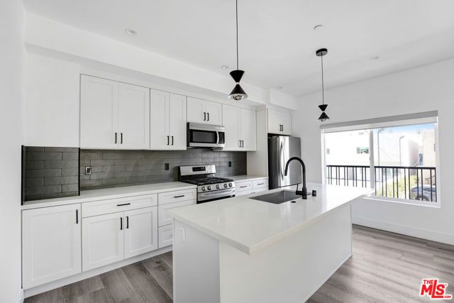 21719 Hart Street, Canoga Park (los Angeles), CA 91303