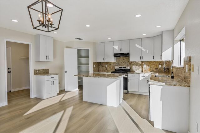 5481 Muskingham Way, Sacramento, CA 95823