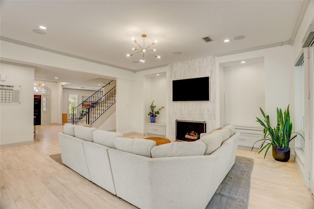 18 Dartmoor Court, Sugar Land, TX 77479