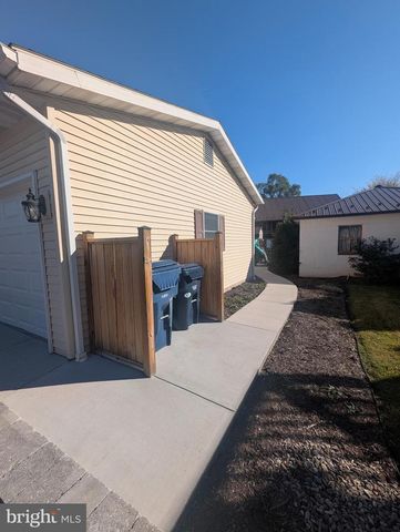 25 APPLE AVE, Gettysburg, PA 17325