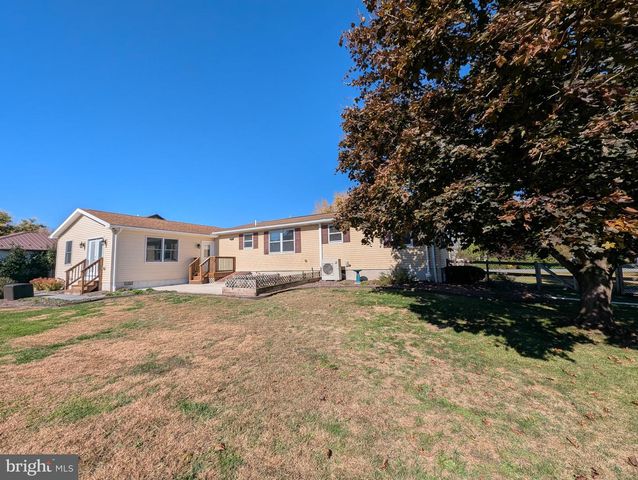 25 APPLE AVE, Gettysburg, PA 17325