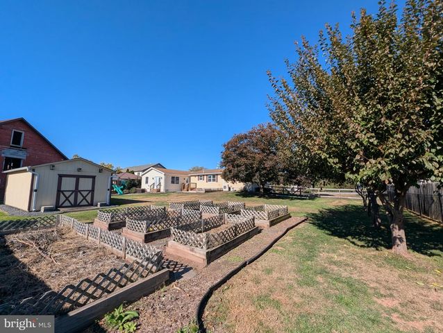 25 APPLE AVE, Gettysburg, PA 17325