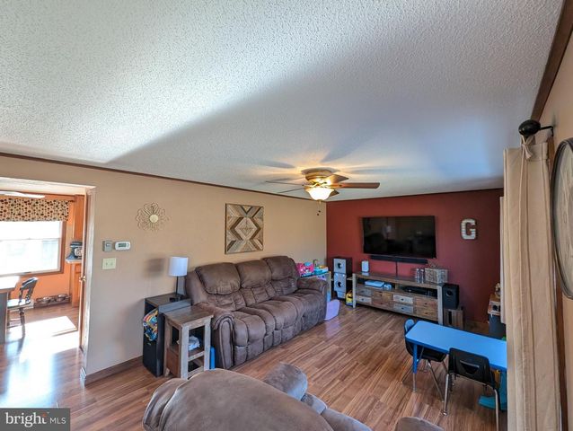 25 APPLE AVE, Gettysburg, PA 17325