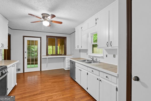 426 Riverlake Court, Woodstock, GA 30188