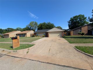 2001 Oakhollow Drive, Norman, OK 73071