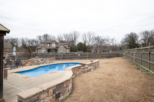 605 Concord Dr, Gallatin, TN 37066